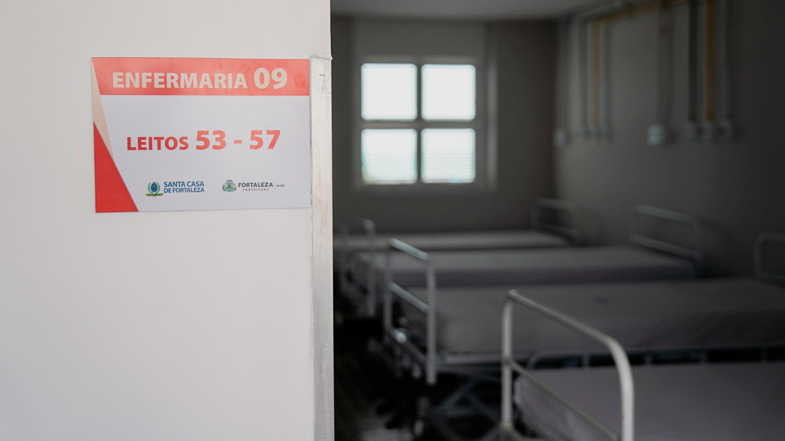 a foto mostra uma enfermaria da Santa Casa do lado de forta